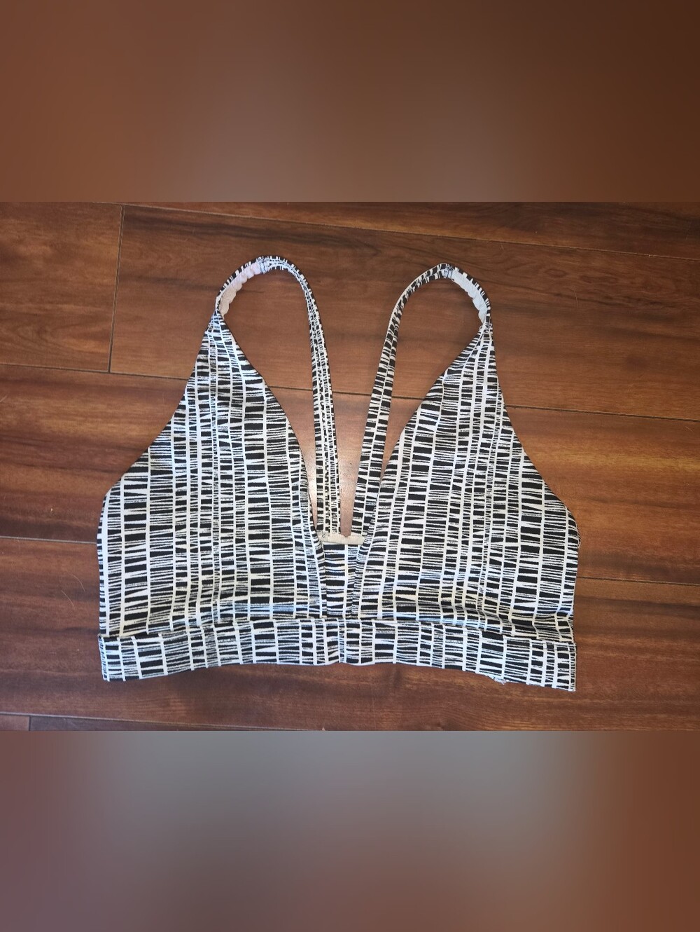 EUC VSX Sport Victoria's Secret Black  White Striped Plunge Bralette Sports Bra
